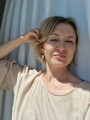 Długie, asymetryczne kolczyki wiszące z pozłacanego srebra z wiszącymi rubinami