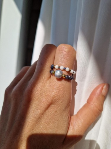 Zestaw pierścionków z niebieskich szafirów, białych korali i szarej perły