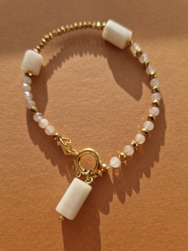 Biało-złota bransoletka z kamieni księżycowych z zawieszką