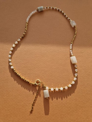 Biało-złoty naszyjnik z kamieni księżycowych z zawieszką i łańcuszkiem