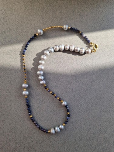Złoty naszyjnik z szarych pereł i niebieskich szafirów 