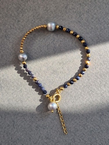 Bransoletka z szarych pereł i niebieskich szafirów z elementami złota