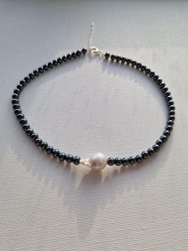 Grafitowy naszyjnik z kamieni z perłą barokową i łańcuszkiem