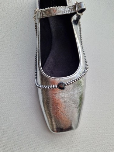 Srebrny, asymetryczny naszyjnik z sercem i łańcuszkiem