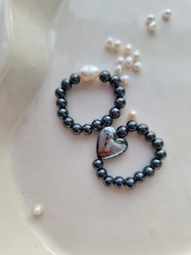 Zestaw grafitowych pierścionków z perłą i sercem
