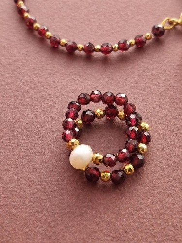 Zestaw bordowych pierścionków z granatów i pereł