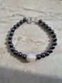 Bransoletka z grafitowych kulek hematytów z perłą