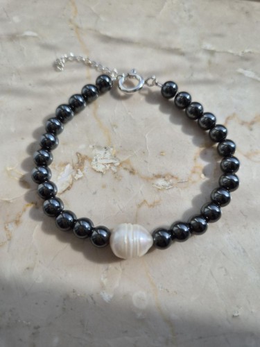Bransoletka z grafitowych kulek hematytów z perłą