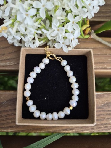 Bransoletka dla dziewczynki z białych pereł i pozłacanego srebra 925