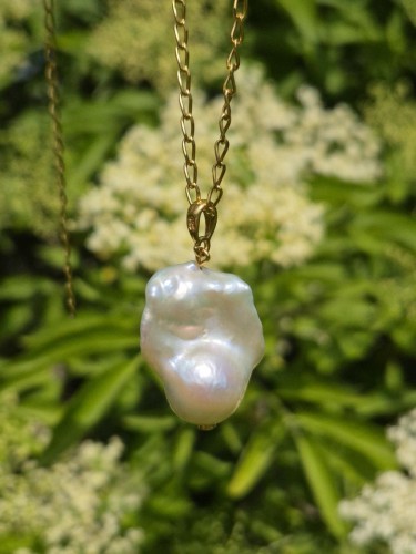 Wisior z perły barokowej i pozłacanego srebra