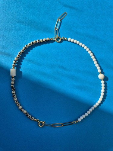 Naszyjnik lub zestaw bransoletek - biały koral i panterka