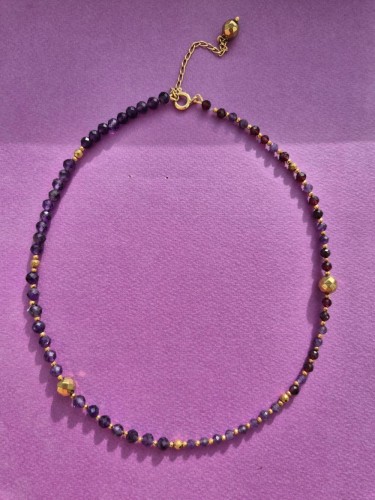 Naszyjnik Kasjopea z fioletowych ametystów, granatów z łańcuszkiem i zawieszką