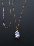 Naszyjnik z granatową perłą barokową z pozłacanego srebra