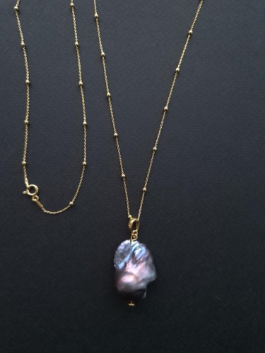 Naszyjnik z granatową perłą barokową z pozłacanego srebra