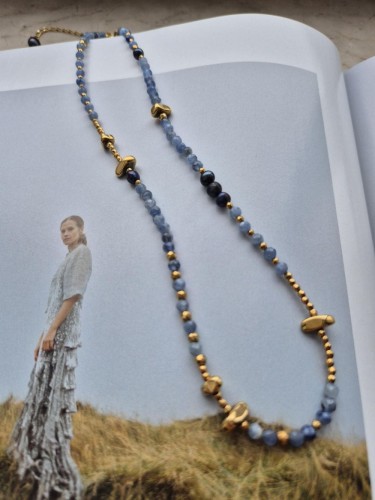 Niebiański naszyjnik z szafirów i złotych hematytów z zawieszką