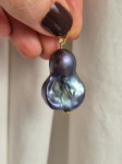 Wisior z granatowo-fioletowej perły barokowej