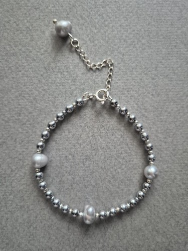 Srebrna bransoletka Cristal z hematytów i pereł z zawieszką i łańcuszkiem