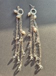 Długie kolczyki srebrne z łańcuszkami, perłami i kryształem górskim