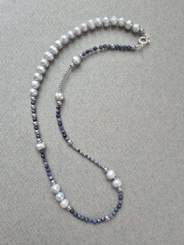 Srebrny naszyjnik z szafirów i szarych pereł 50 cm