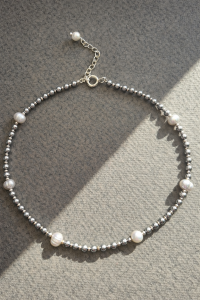 Srebrny naszyjnik z hematytów i szarych pereł z łańcuszkiem i zawieszką