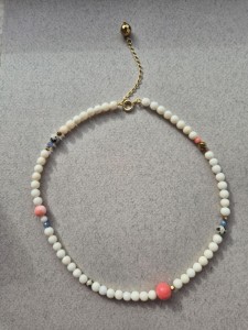 Pastelowy naszyjnik Happy z białego i różowego koralu, jaspisu i szafirów 