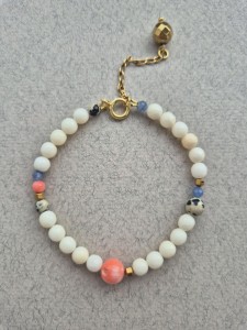 Pastelowa bransoletka Happy z szafirów, białych i różowych korali