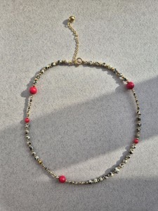 Naszyjnik animal print/panterka z jaspisów dalmatyńskich i czerwonych korali, pozłacane srebro