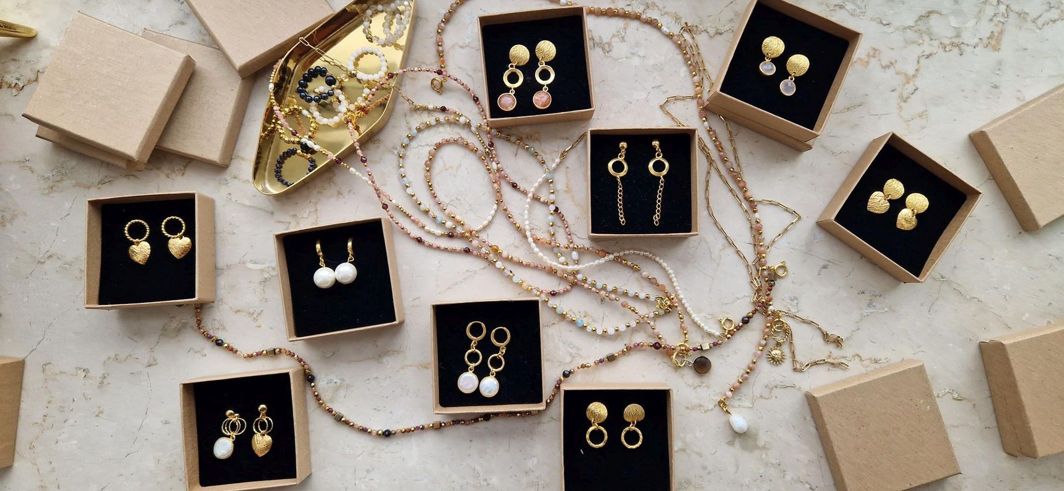 Jak dbać o biżuterię z pozłacanego srebra - wskazówki na wagę złota